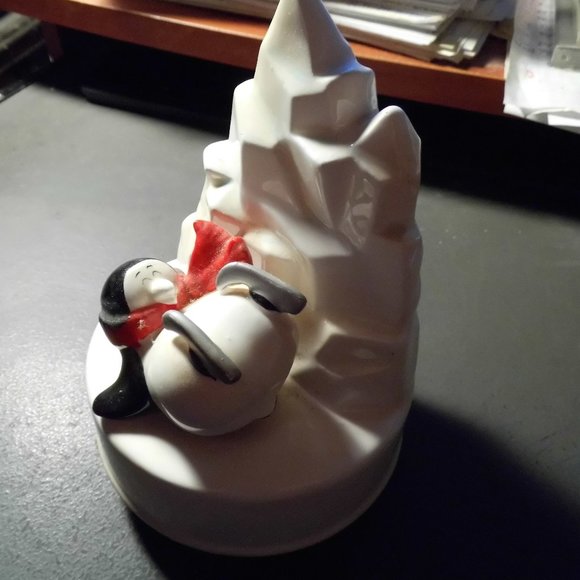 Revolving Ceramic Music Box, Penguin On An Iceberg, Plays Skaters Waltz - Picture 3 of 5